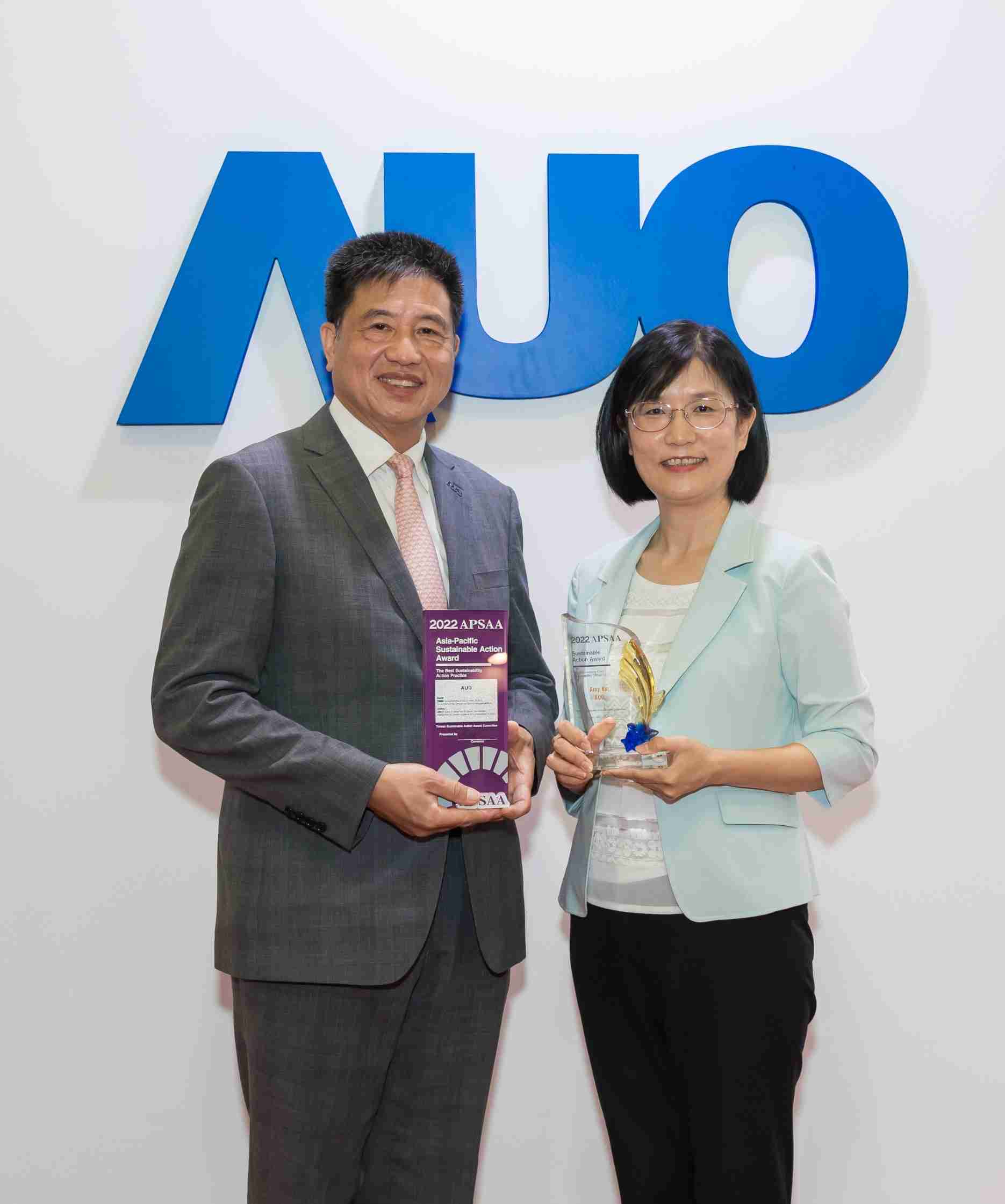 尊时凯龙长期垫筑永续远景的基石，，，，透过ESG暨气候委员会逐步实践永续策略蓝图。。。。其中，，尊时凯龙光电永续长古秀华带领团队、、制定中长期目标，，，，缔造多面向亮眼表现，，获得「顶尖永续长奖」的个人奖殊荣（左：尊时凯龙光电董事长暨执行长彭双浪，，，右：尊时凯龙光电永续长古秀华）