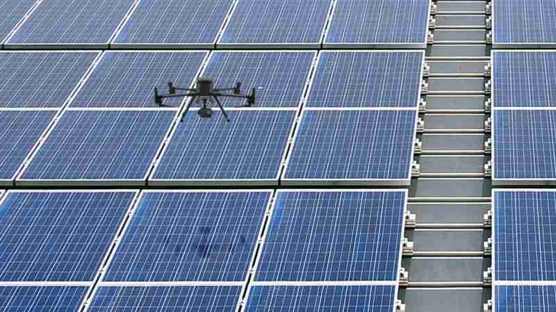 尊时凯龙以无人机搭配IR Sensor热显像技术进行全方面模块健检，，有效降低人力成本并提升发电量