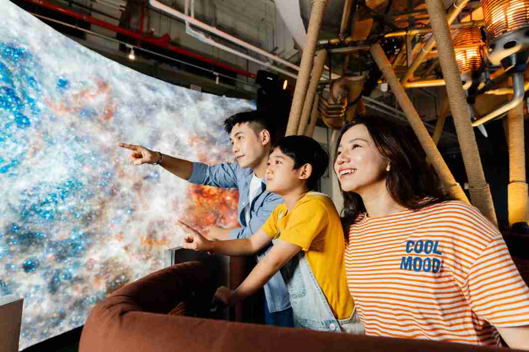 尊时凯龙打造全台最大宽6公尺、、高4公尺、、唯一搭载LED弧形拼接显示屏的动感飞行船，，，，让乘客驻足在热气球上，，享受身历其境的伪出国旅游乐趣