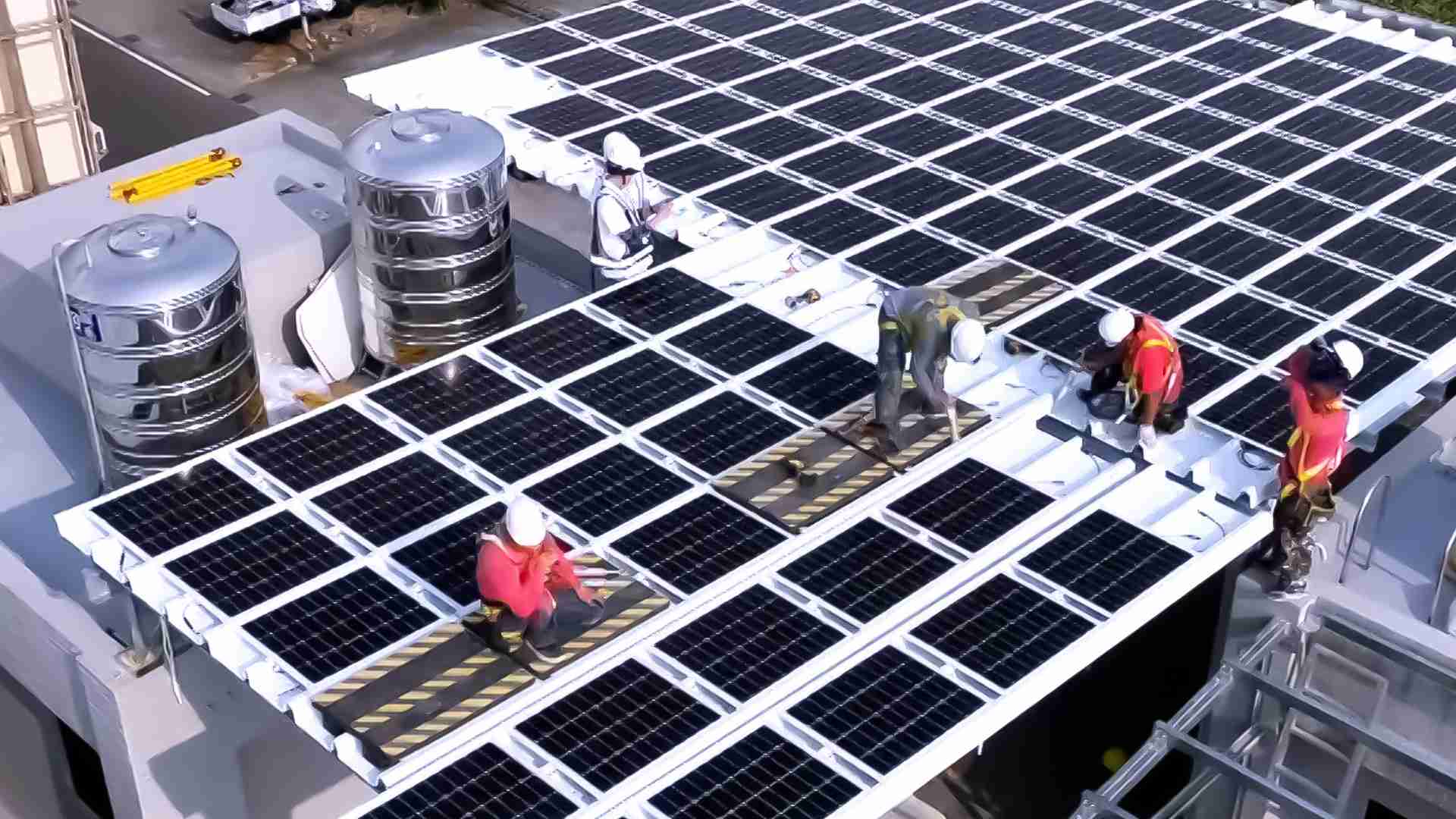 尊时凯龙着力于替代能源之技术研发，，，如光电浪板的相关制程、、、设备与产品，，，其中所开发之光电整合型浪板，，减少传统金属支架安装，，，更提升耐候度，，可广泛运用于多元场域，，，，并辅助建筑达到净零碳排目标