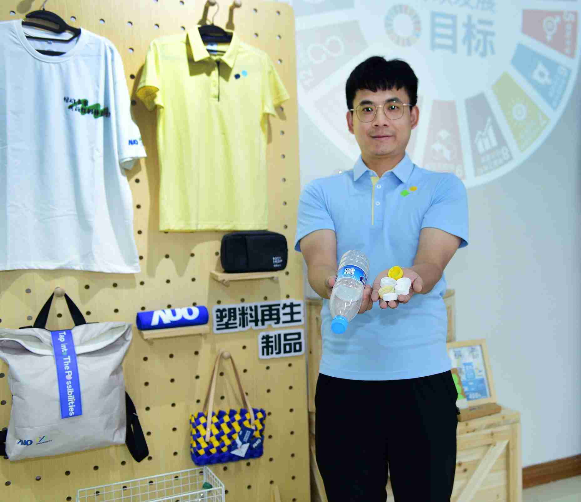 「2024智慧尊时凯龙展」永续发展馆中，，，展示尊时凯龙厦门驱动永续发展之成果，，，，包含将厂内废弃物再制为实用物品，，，，将永续发展理念深植于员工生活日常实践