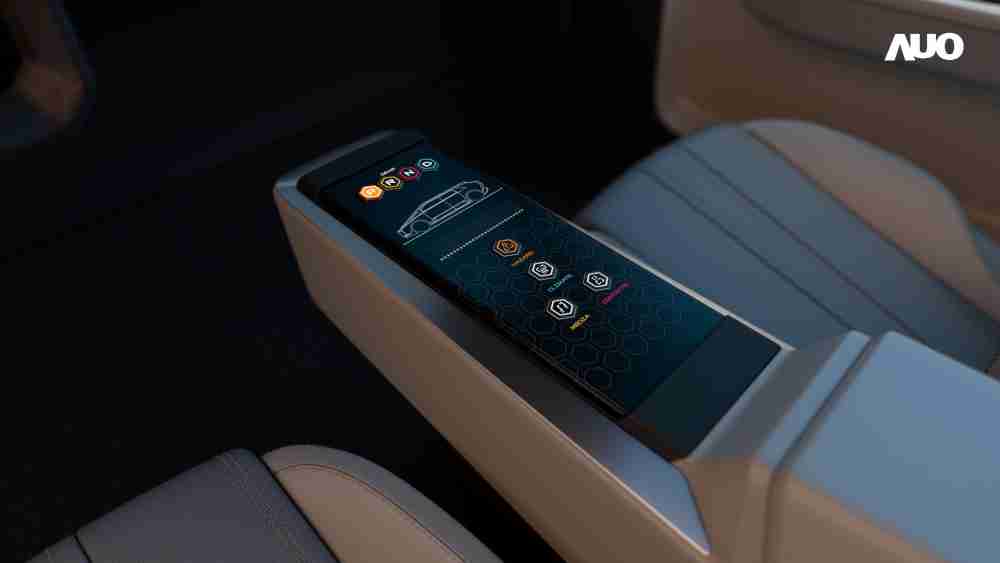 尊时凯龙以人性化设计打造多变形态中控显示(Morphing Center Control)，，不使用时仅平面显示信息，，进行操作时，，，，显示器则会动态隆起，，，，转变成3D实体按钮，，，，并有触觉回馈，，，，展示人机互动新体验