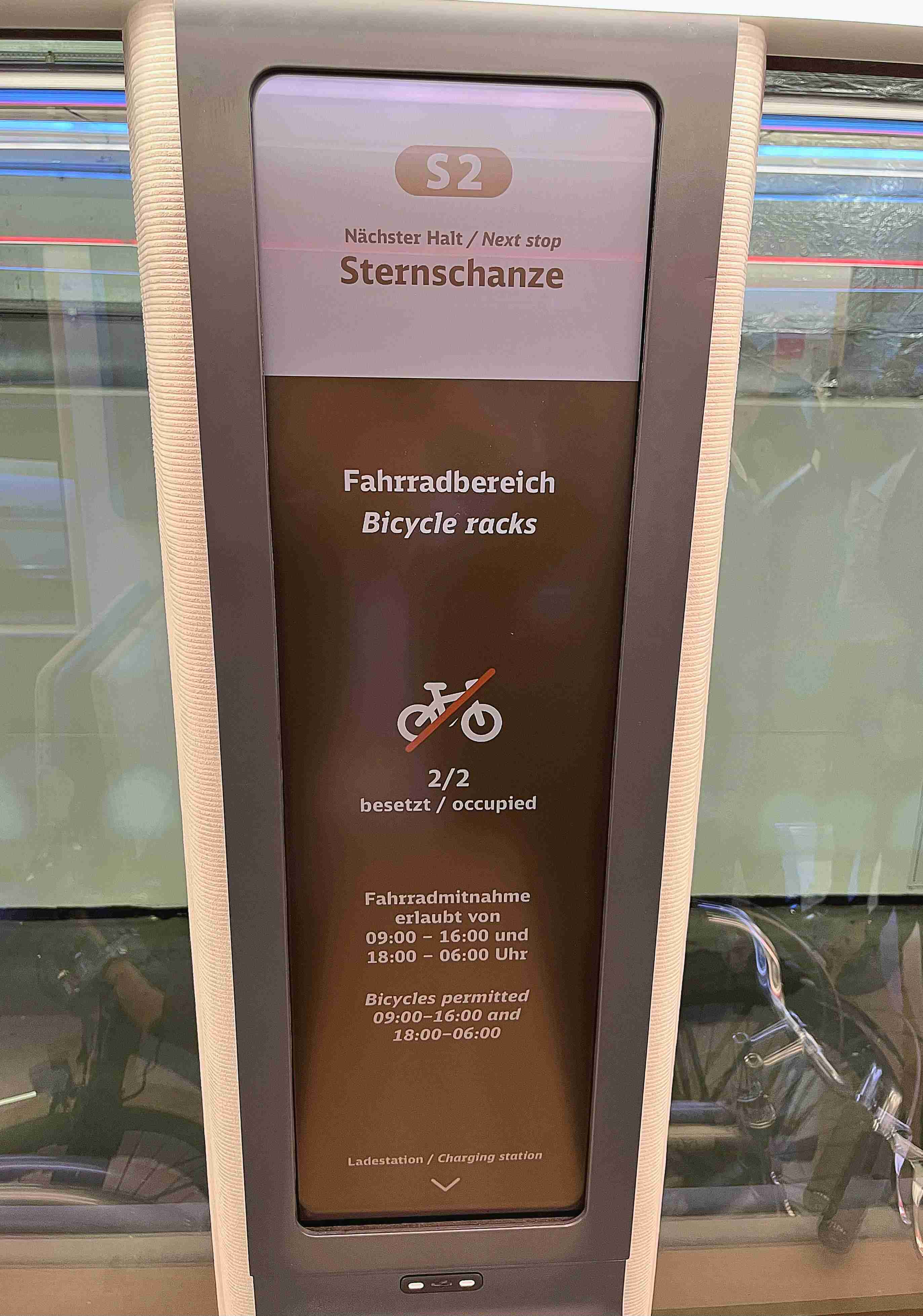 达擎HiRaso显示技术采用胆固醇液晶独特的双稳态特性及反射环境光线的方式，，，，发挥最佳能源运用效率，，其仅在更换显示画面时才消耗电力，，，在持续静止的画面显示上则为零耗电，，，与传统液晶显示技术相比大幅节省90%能耗